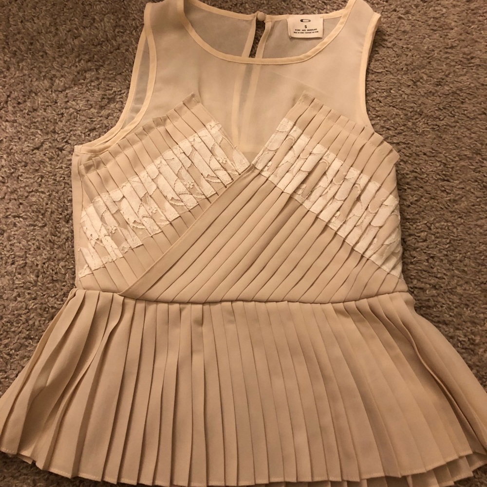 Cream, elegant sleeveless shirt 💛